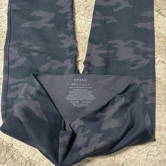 SPANX Look At Me Now Seamless Leggings - Picture 2 of 3